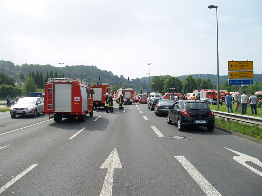 Schwerer Unfall mit Reisebus Lohmar Donrather Dreieck P001.JPG